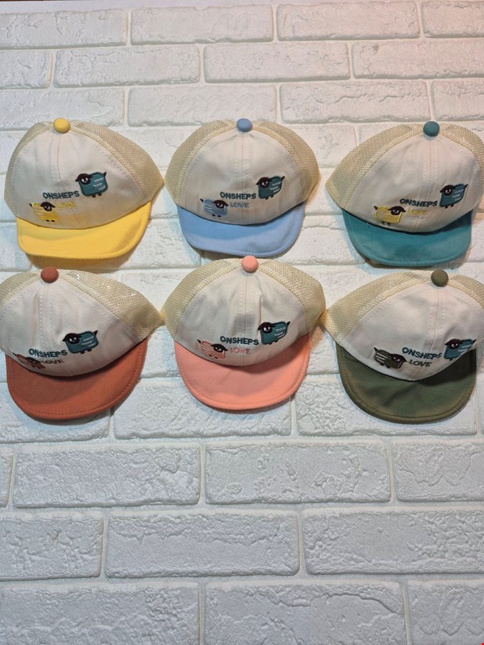 کلاه نوزادی پشت توری